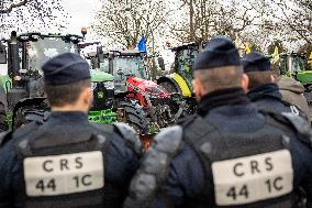 Several Dozen Farmers From The Coordination Rurale At Porte d Auteuil - Paris