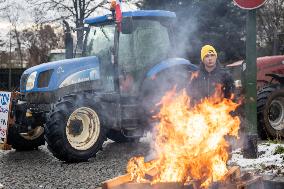 Several Dozen Farmers From The Coordination Rurale At Porte d Auteuil - Paris