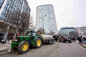 Manifestazione agricoltori in piazza duca d’Aosta contro approvazione del trattato Mercosu