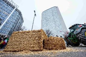 Manifestazione agricoltori in piazza duca d’Aosta contro approvazione del trattato Mercosu