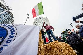 Manifestazione agricoltori in piazza duca d’Aosta contro approvazione del trattato Mercosu