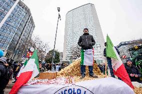 Manifestazione agricoltori in piazza duca d’Aosta contro approvazione del trattato Mercosu