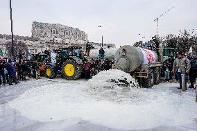 Manifestazione agricoltori in piazza duca d’Aosta contro approvazione del trattato Mercosu