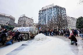 Manifestazione agricoltori in piazza duca d’Aosta contro approvazione del trattato Mercosu