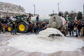 Manifestazione agricoltori in piazza duca d’Aosta contro approvazione del trattato Mercosu