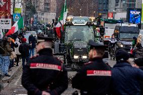 Manifestazione agricoltori in piazza duca d’Aosta contro approvazione del trattato Mercosu