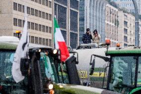 Manifestazione agricoltori in piazza duca d’Aosta contro approvazione del trattato Mercosu