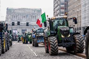 Manifestazione agricoltori in piazza duca d’Aosta contro approvazione del trattato Mercosu