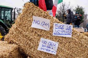 Manifestazione agricoltori in piazza duca d’Aosta contro approvazione del trattato Mercosu