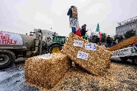 Manifestazione agricoltori in piazza duca d’Aosta contro approvazione del trattato Mercosu