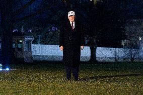 President Trump walks on the South Lawn - DC