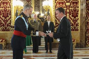 The King receives the Letters of Credence of the new ambassadors