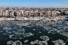 Ice Floes On Danube River In Budapest - Hungary