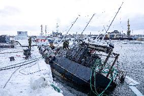 Rescue efforts for storm-sunk ship