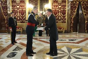 The King receives the Letters of Credence of the new ambassadors