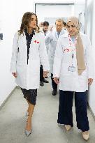 Queen Rania Visits Pharmaceutical Factory - Al Salt