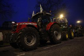 Farmers Blockade Paris With Tractors - Paris