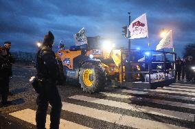 Farmers Blockade Paris With Tractors - Paris