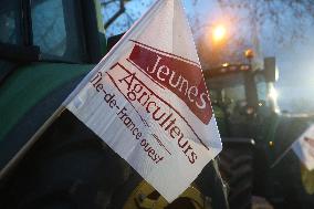 Farmers Blockade Paris With Tractors - Paris