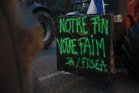 Farmers Blockade Paris With Tractors - Paris