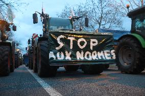 Farmers Blockade Paris With Tractors - Paris