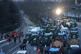 Farmers Blockade Paris With Tractors - Paris