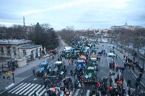 Farmers Blockade Paris With Tractors - Paris