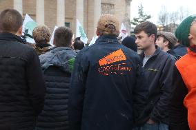 Farmers Blockade Paris With Tractors - Paris