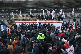 Farmers Blockade Paris With Tractors - Paris