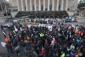 Farmers Blockade Paris With Tractors - Paris