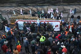 Farmers Blockade Paris With Tractors - Paris