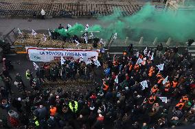 Farmers Blockade Paris With Tractors - Paris