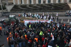 Farmers Blockade Paris With Tractors - Paris