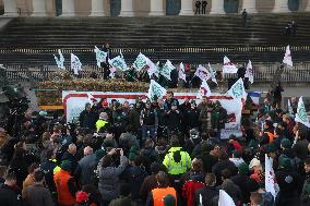Farmers Blockade Paris With Tractors - Paris