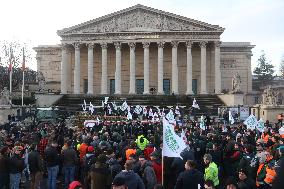 Farmers Blockade Paris With Tractors - Paris