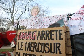 Farmers Blockade Paris With Tractors - Paris