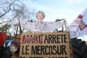 Farmers Blockade Paris With Tractors - Paris