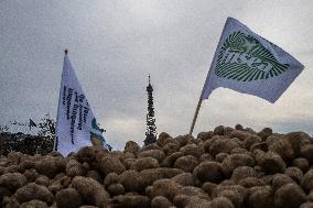 Farmers Dump 30 Tonnes of Potatoes on The Concorde Bridge - Paris
