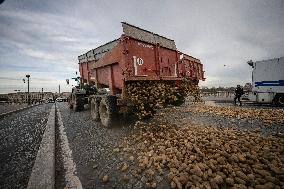 Farmers Dump 30 Tonnes of Potatoes on The Concorde Bridge - Paris