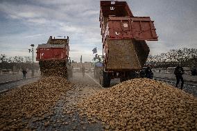 Farmers Dump 30 Tonnes of Potatoes on The Concorde Bridge - Paris