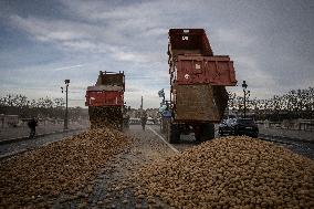 Farmers Dump 30 Tonnes of Potatoes on The Concorde Bridge - Paris