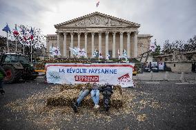 Farmers Dump 30 Tonnes of Potatoes on The Concorde Bridge - Paris