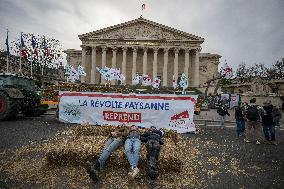 Farmers Dump 30 Tonnes of Potatoes on The Concorde Bridge - Paris