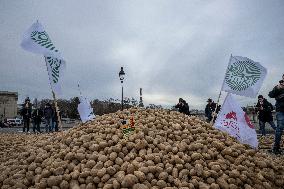 Farmers Dump 30 Tonnes of Potatoes on The Concorde Bridge - Paris