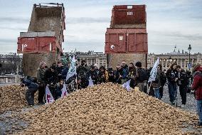 Farmers Dump 30 Tonnes of Potatoes on The Concorde Bridge - Paris