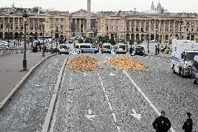 Farmers Dump 30 Tonnes of Potatoes on The Concorde Bridge - Paris