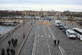 Farmers Dump 30 Tonnes of Potatoes on The Concorde Bridge - Paris