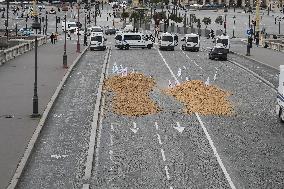 Farmers Dump 30 Tonnes of Potatoes on The Concorde Bridge - Paris