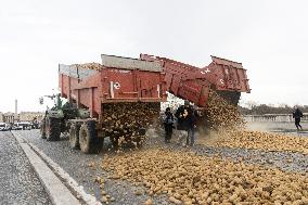 Farmers Dump 30 Tonnes of Potatoes on The Concorde Bridge - Paris