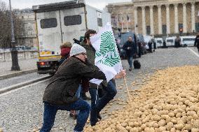 Farmers Dump 30 Tonnes of Potatoes on The Concorde Bridge - Paris